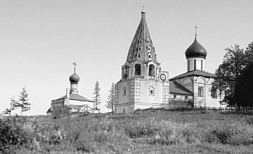 Переславль-Залесский. Троицкий Данилов монастырь. Слева направо: Всехсвятская церковь (1687), колокольня (1689), Троицкий собор (1530—32).