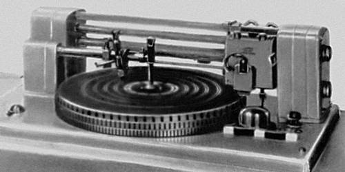 Станок для механической звукозаписи: 1 — микроскоп для контроля качества записи; 2 — трубка отсоса воздуха из-под лакового диска; 3 — вращающаяся планшайба со стробоскопическими метками, по которым контролируется скорость вращения; 4 — каретка, обеспечивающая передвижение рекордера 5 при записи.