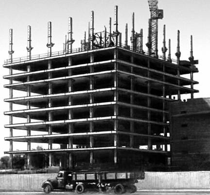 Строительство 15-этажного здания Центрального архива в Москве методом подъёма перекрытий (с помощью электромеханич. подъёмников, установленных «в обхват» колонн, одновременно поднимаются 2 плиты общей массой 1100 т).