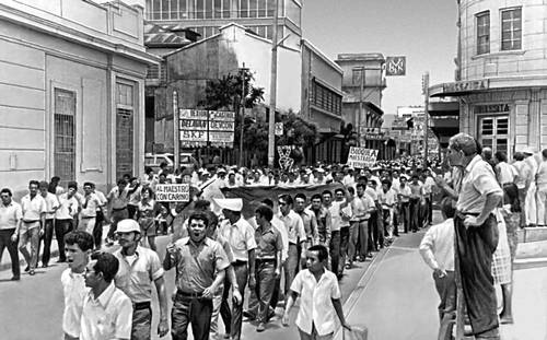 Демонстрация трудящихся и студентов в поддержку требований учителей об улучшении их материального положения. Сан-Сальвадор. 1971.
