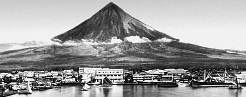 Филиппины. Город Легаспи на острове Лусон, на берегу залива Альбай. На заднем плане — вулкан Майон.