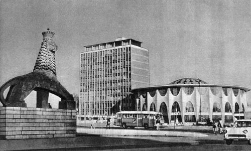 Здание государственного банка на площади Хайле Селассие I (пл. Адува). Слева — каменная статуя льва (символ эфиопской государственности).
