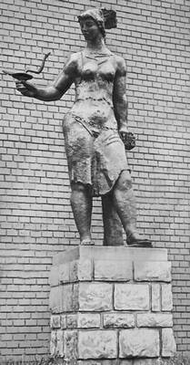 Й. Кереньи. Статуя перед зданием фармацевтического института в Веспреме. Бронза. 1960-е гг.