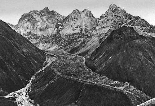 Краевая зона долинного ледника в Больших Гималаях (Непал).
