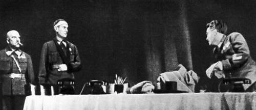 Сцена из спектакля «Фронт» А. Е. Корнейчука. Театр им. Евг. Вахтангова. 1942.