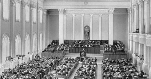 Зал заседаний в Большом Кремлевском дворце. 1933—34. Архитектор И. А. Иванов-Шиц.