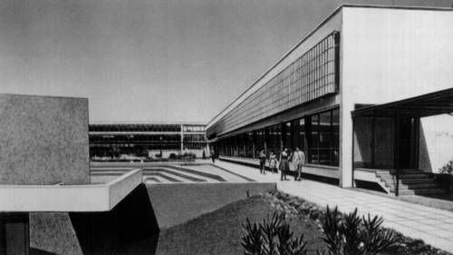 Сантьяго. Технологический университет. 1962—65. Архитектор К. Брессиани и др.