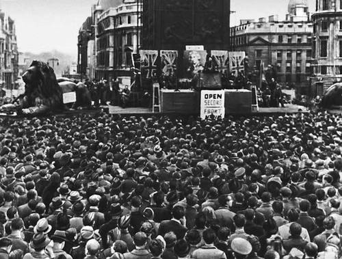 Демонстрация 25 октября 1942 на Трафальгарской площади в Лондоне с требованием открытия второго фронта.
