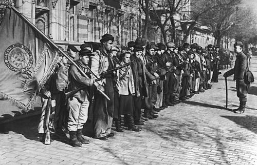 Отряд крымских партизан, награжденный знаменем ЦК ВЛКСМ, в дни освобождения Симферополя. Апрель 1944.