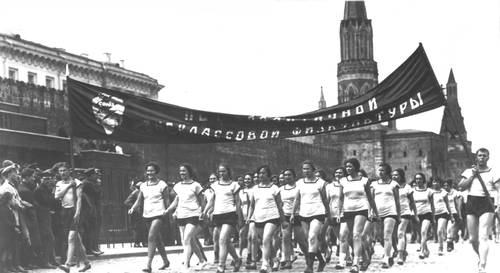 Парад участников 1-й Всесоюзной спартакиады на Красной площади в Москве. 1928.