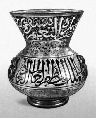 Стеклянный светильник для мечети, покрытый эмалью и золочением (Сирия). Около 1309—10. Виктории и Альберта музей. Лондон.