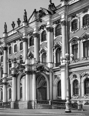Зимний дворец. 1754—62. Архитектор В. В. Растрелли. Фрагмент фасада дворца со стороны Дворцовой площади.