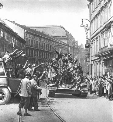 Население Праги встречает войска Советской Армии 9 мая 1945.