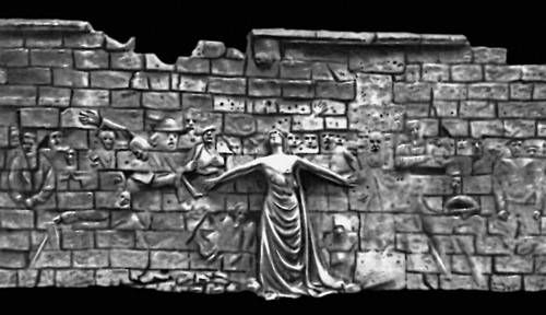 Памятник «Стена коммунаров» на кладбище Пер-Лашез в Париже. Камень. 1899. Скульптор А. Бартоломе.