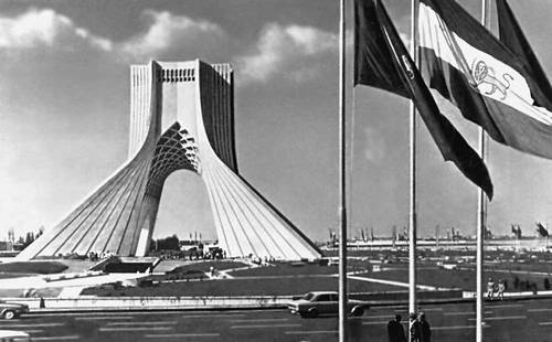 Тегеран. Мемориал в память 2500-летия Иранского государства. 1971. Архитектор Х. Аманат.