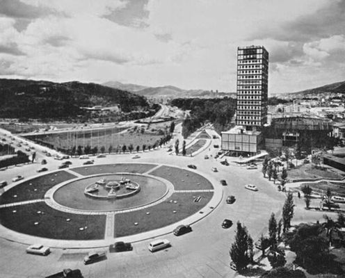 Ансамбль площади Венесуэлы в Каракасе с небоскрёбом Эдифисио полар. Венесуэла. 1952—54.