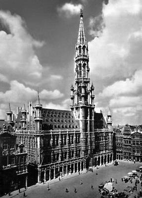 Брюссель. Большая площадь (Гранд-плас) со зданием ратуши (1401—55, арх. Я. ван Тинен, Я. ван Рёйсбрук).