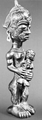 Фигура матери с ребёнком. Дерево. Народ бена-лулуа. Королевский музей Центральной Африки. Брюссель.