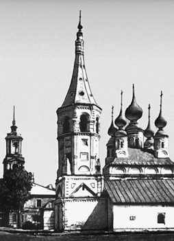 Суздаль. Лазаревская церковь. 1667. Справа, на переднем плане — часть Антипиевской церкви (1745).