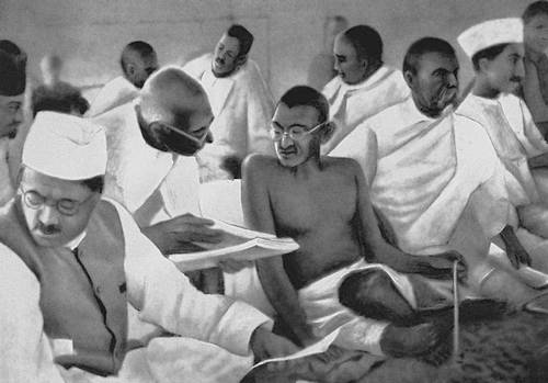 М. К. Ганди (в первом ряду третий слева) среди членов Национального конгресса в Бомбее.