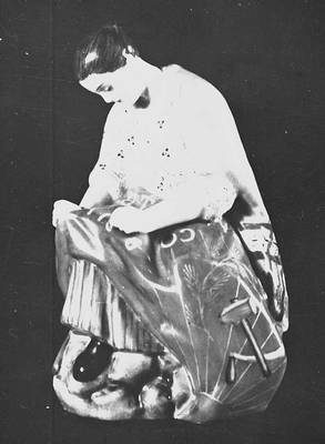 Н. Я. Данько. «Работница, вышивающая знамя». 1921. Петроградский фарфоровый завод.