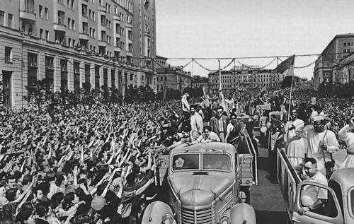 6-й Всемирный фестиваль молодёжи и студентов. Москвичи приветствуют делегацию Индии. Москва. 1957.