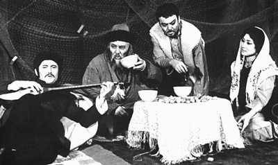 Сцена из спектакля «Пот и кровь» А. Нурпеисова. Казахский театр им. А. Ауэзова. 1974.