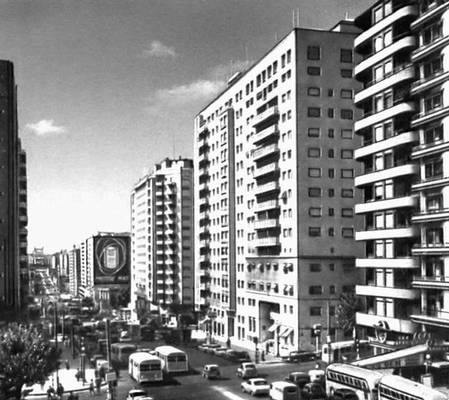 Монтевидео. Авенида Аграсьяда (застройка — с 1928, архитекторы Г. Моретти, Х. П. Фабини).