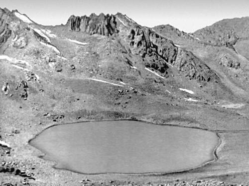 Озеро в кратере потухшего вулкана в Чаткальском горно-лесном заповеднике.