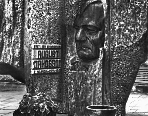 Скульптор Я. Соанс, архитектор У. Иваск. Монумент А. Якобсону в Пярну. Гранит. 1973.