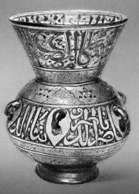 Лампа с именем султана Калауна. Стекло, роспись цветными эмалями. Конец 13 в. Музей исламского искусства. Каир.