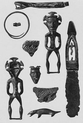 Медные предметы из Галичского клада (ок. 13 в. до н. э.) и фрагменты ямочно-гребенчатой керамики.