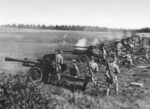 Противотанковая артиллерия на огневой позиции под Брянском. 1943.
