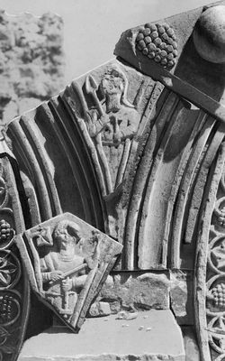 Образцы резьбы по камню. Детали храма в Звартноце (с изображением мастеров-строителей), 641—661.
