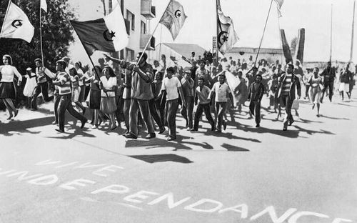 Демонстрация молодых патриотов в связи с провозглашением независимости Алжира. Город Алжир. Июль 1962.