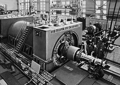 Сборка турбогенератора мощностью 1,2 млн. КВт на головном предприятии Ленинградского производственного объединения «Электросила».