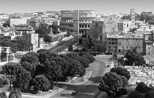 Рим. Вид на город со стороны Капитолийского холма. В центре, на втором плане, — Колизей (75—80).
