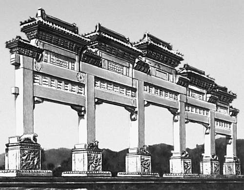 Мемориальные мраморные ворота-«пай-лоу» в императорском погребальном комплексе Шисаньлин близ Пекина. 1541.