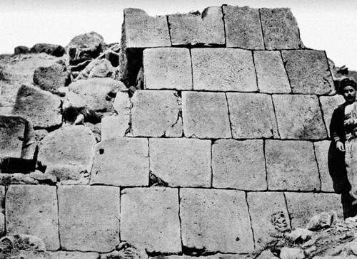 Кладка стены урартской крепости Хайкаберд. 7 в. до н. э.