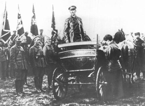 М. И. Калинин выступает перед бойцами 1-й Конной армии (слева С. М. Будённый и К. Е. Ворошилов). Октябрь 1920.