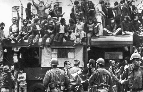 Жители Лисабона приветствуют армию, совершившую антифашистский переворот. Апрель 1974.