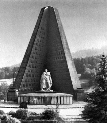 Я. Кулих. Скульптурная группа памятника павшим советским воинам на перевале Дукля. Гидроналий. 1960—64.