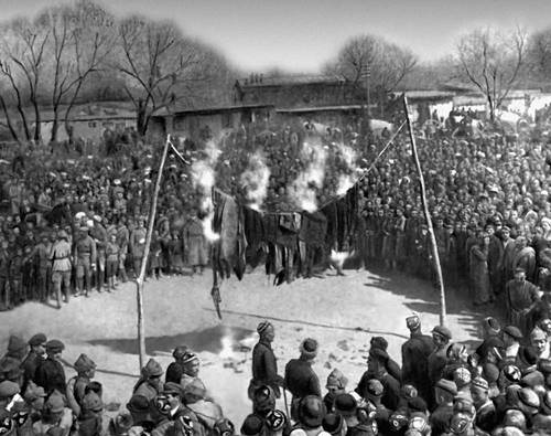 Сжигание паранджей во время митинга. Андижан. 8 марта 1927.