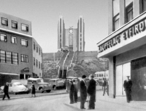 Гостиница (слева) и контора (справа) Эйяфьордского кооперативного общества в Акурейри. Обе 1930. В центре — приходская церковь (1941, арх. Гудйоун Самуэльссон).