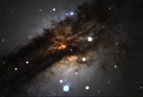 Рис. 13. ПЕКУЛЯРНАЯ РАДИОГАЛАКТИКА NGC 5128 В КЕНТАВРЕ. Плотные пылевые полосы закрывают ядро.