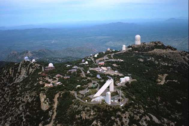 НАЦИОНАЛЬНАЯ ОБСЕРВАТОРИЯ США КИТТ-ПИК близ Тусона (шт. Аризона). Среди ее крупнейших инструментов солнечный телескоп Мак-Мас (внизу), 4-м телескоп Мейол (вверху справа) и 3,5-м телескоп WIYN объединенной обсерватории Висконсинского, Индианского и Йельского университетов и NOAO (крайний слева).