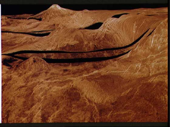 ПОВЕРХНОСТЬ ВЕНЕРЫ, представленная в условных цветах и перспективной проекции по данным радара космического зонда Магеллан. Гора Дану (вдали у горизонта) возвышается над плато на 1,5 км. 