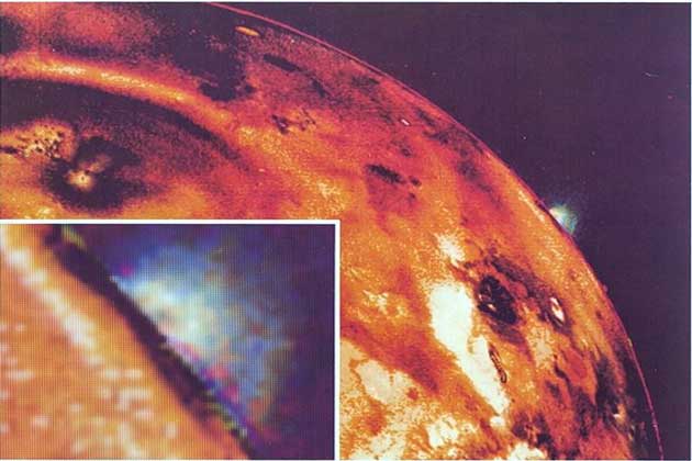 ИО, спутник Юпитера размером с Луну имеет множество извергающихся вулканов и самую геологически активную поверхность в Солнечной системе.