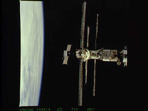 РОССИЙСКАЯ КОСМИЧЕСКАЯ СТАНЦИЯ МИР перед стыковкой с многоразовым космическим кораблем Атлантис в июне 1995.