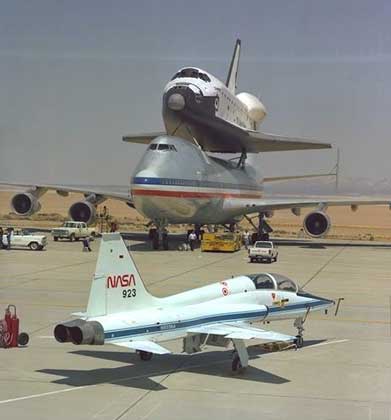МНОГОРАЗОВЫЙ КОСМИЧЕСКИЙ КОРАБЛЬ КОЛУМБИЯ, транспортируемый самолетом Боинг-747, перед отправлением в Космический центр им. Кеннеди.